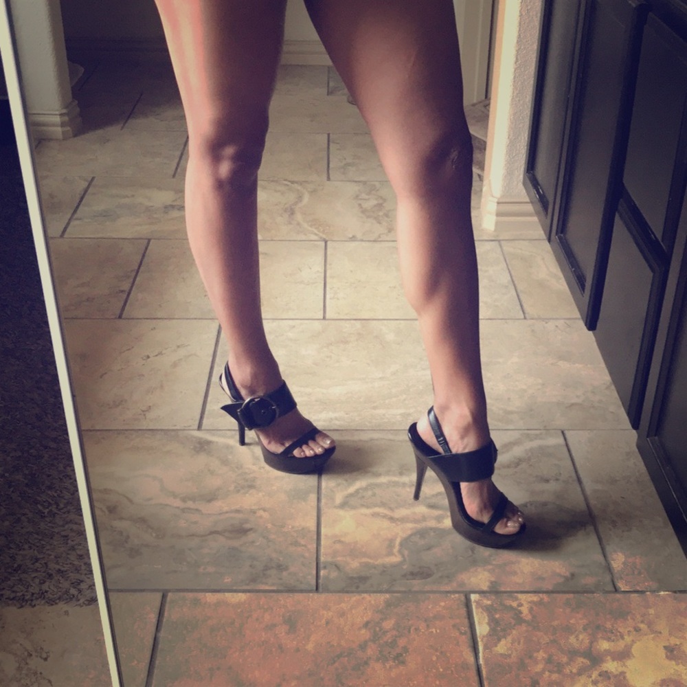 Black strap heel with buckle